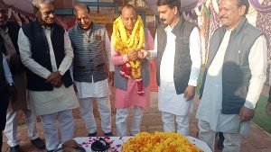 भाजपा वरिष्ठ नेता करण सिंह ठाकुर को केक खिलाते जिला अध्यक्ष धर्मेंद्र सिकरवार